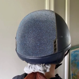 Samshield hjälm - Jätte fin samshield hjälm, 2000kr + frakt, pris kan diskuteras vid snabbt köp! Lite som har lossnat på själva märket men inget man tänker på!😍 storlek 56