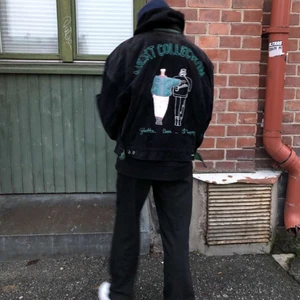 Collegejacka i mocka - Säljer denna SJUKT SNYGGA collegejackan i mocka!!!!!!!! Köpt på myrorna för ungefär 2 år sedan, men använd max 5 ggr utav mig. Skulle säga att jackan är i 8/10 skick och jag säljer för att den förtjänar att bli använd mycket mer!!!!!😭😭😭💔💔 Köparen betalar frakt, hör av er för fler bilder och frågor💓💞💘💖💗💕💝