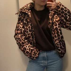 Pufferjacket från NA-KD - Super snygg varm pufferjacket i leopardmönstrad från NA-KD.                      Storlek 34. 