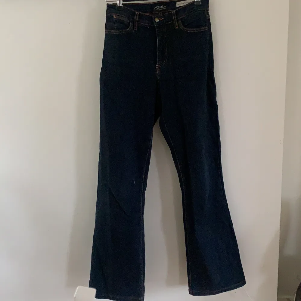 Supercoola flare jeans med detaljer på fickorna. Midwaist, mörkblåa🌟. Jeans & Byxor.