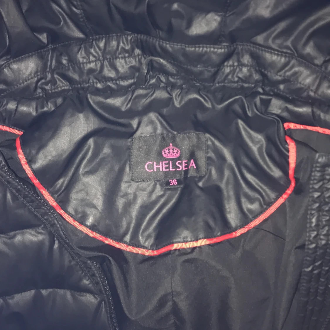 Det är en svart vinterjacka  - 91