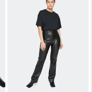 Skinn byxor - Säljer dessa snygga skinn byxor ifrån Bikbok, slut online. Nya kostar 499kr💗Säljer dessa då de tyvärr har blivit förstora. Tveka inte för att ställa frågor eller om bilder så löser jag de💗 Sparsamt använda. 