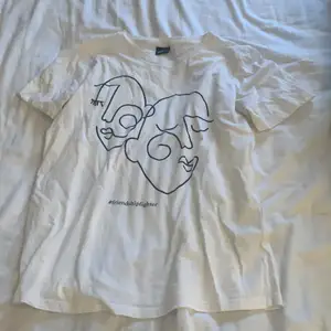 T-shirt från Gina Tricot, använd fåtal gånger. Köparen står för frakten!