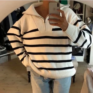 Randig Zara tröja  - Populär randig tröja från Zara som jag säljer eftersom den ej kommer till användning längre. Köpte i somras och kvaliten är fortfarande toppen. (Lånade bilder) Bud på 400 så startar en budgivning på det! Höjning med minst 20 kronor. 