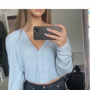 Jätte söt blå kofta! - Fint skick och en väldigt fin färg! 