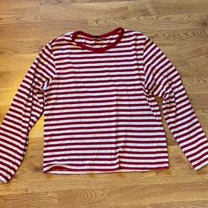 Randig tröja - Vit och röd randig tröja från monki! Frakt tillkommer 💘