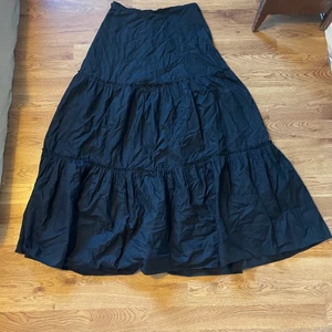 Svart kjol - Jättefin svart långkjol🍁 Längd: 97cm Midja: 71cm Står ingen storlek men skulle säga S. Frakt tillkommer!!