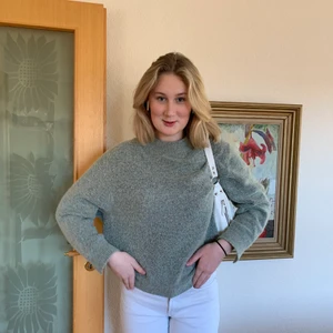 Stickad grön tröja  - En fin stickad tröja. Skönt material och bra passform. Skriv för fler bilder. 