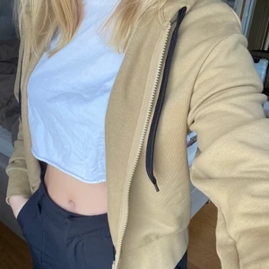 Zipup hoodie - Jättesnygg zipup hoodie från weekday. Jättefint skick då den mest hängt i garderoben. Lite croppad i modellen. 