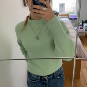 & other stories tröja  - Säljer min superfina tröja från & other stories som är i en såå fin grön färg🥰 Jätteskön och köpt för ca 500kr och helt slutsåld, säljer för 150✨