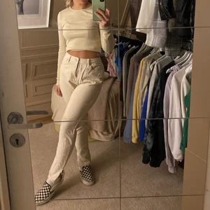 Beige jeans  - Säljer dessa då dem inte kommer till användningoch dem är för stora för mig , dem är i stlk 38 skulle nog passa både 36 och 38, hör av er vid fler frågor🥰 köparen står för frakt 📦 jag ansvarar inte för postens slarv.