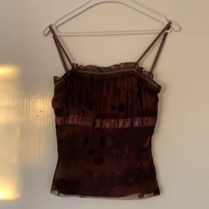 Brunt linne - Brunt Glittrigt linne med prickar i brun sammet. Det är ett vanligt brunt tyg underst och översta lagret är mesh liknande tunt glitterbrunt. Sista bilderna är från hon jag köpte från, jag har aldrig använt det och skulle säga bra skick. Stretchig material