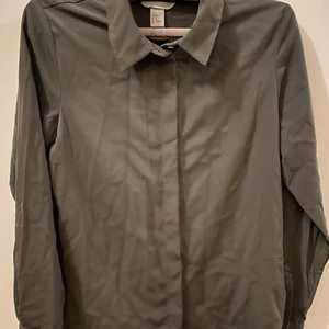 Skjorte str 34 - Brugt en gang kun