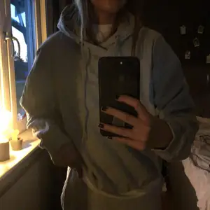 Säljer min gråa hoodie från lager 157!! Använt några få gånger, så den är i ett ganska bra skick! Om du är intresserad, skriv i dm💗💖