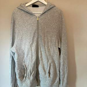 Grå hoodie från hm, använd 2 gånger, bra skick, storlek XL