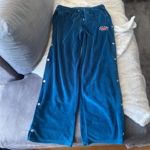 Ellesse byxor storlek 40 - Nyskick använda fåtal gånger, blågrön färg, knappar på sidan som går att öppna!