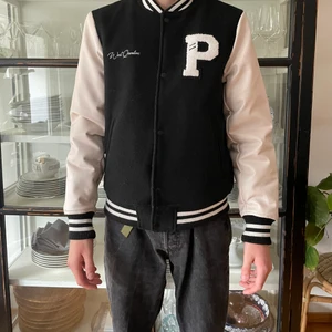 Svart och vit varsity jacka. - Varsity jacka i bra skick. Inga fläckar eller skador på jackan. Säljer för 400kr, köpt för 800. 