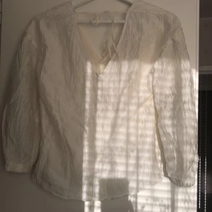 Fin topp från H&M - Säljer en fin oanvänd topp från H&M i storlek XS/S. Pris kan diskuteras😇