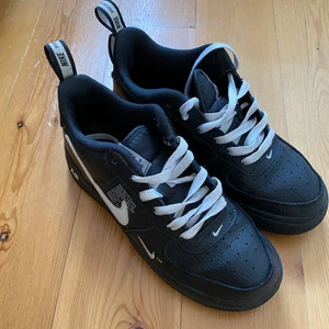 Nike air force 1 utility - Nike air force 1 utility i svart i storlek 37.5. köpta på depop 2019 har endast blivit använda av mig en gång. snakeskin texture på dem.
