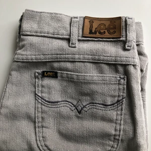 Lee straight manchester - Mina snyggaste Lee har blivit för små💔💔! Ljusgråa i manchester. Mjukt tyg, mid-hög midja, straight/svagt utsvängda nertill. Passar stl. 36-38