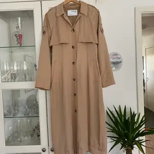 Jättefin trenchcoat från Selected Femme med fina detaljer, knappar och bälte i midjan. Inköpt för 2399kr, säljer för 800. 🍂❣️ 