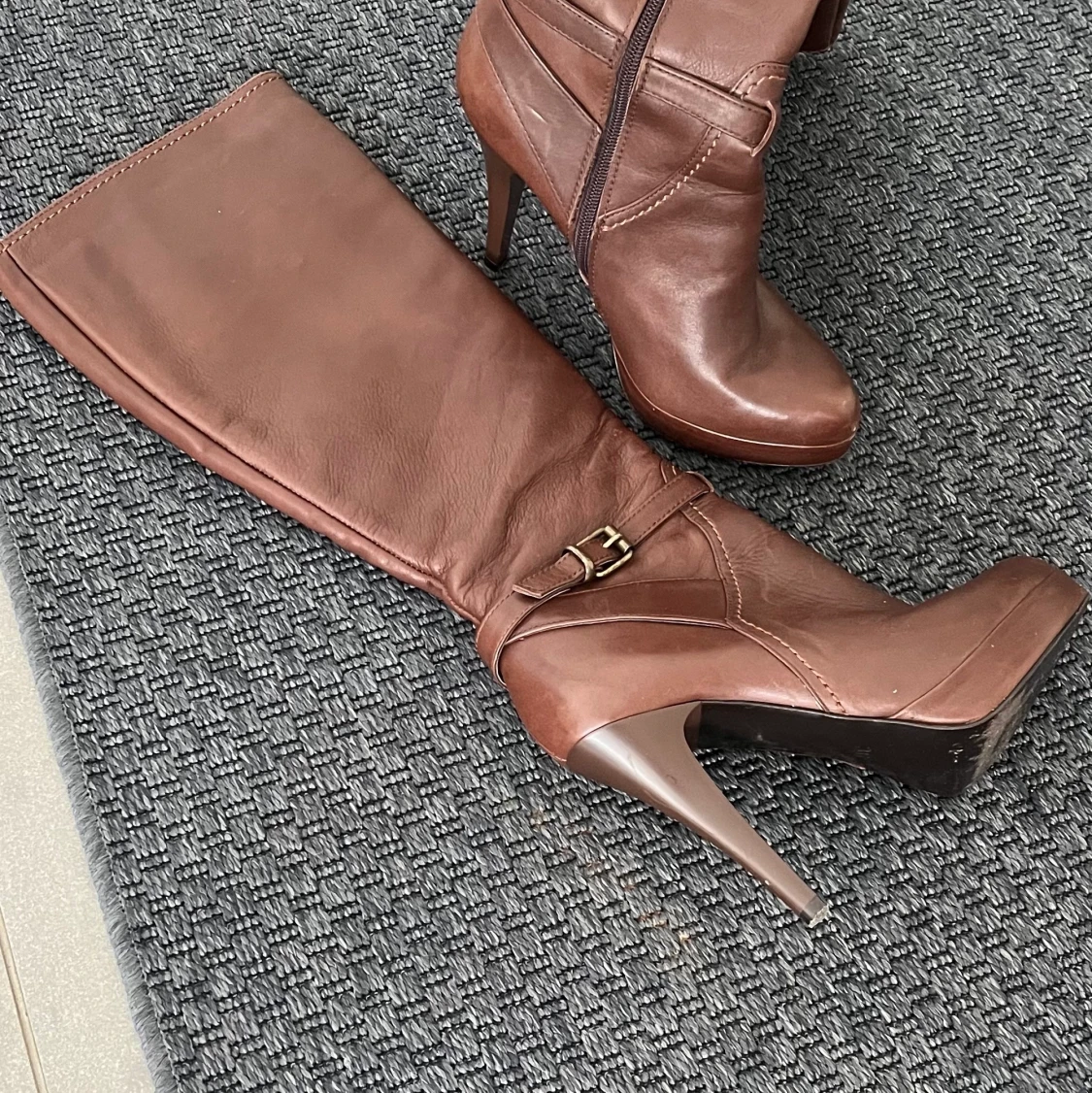 Högklackade stövlar