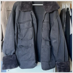 Svart jeans jacka  - Säljer min fina jeans jacka som jag älskar men tyvärr inte andvänder längre! Så snygg till klänning för att vara fin eller bara till jeans, även snyggt att den är lite oversize! Varm och skön till vintern! Budgivning om många intressen 