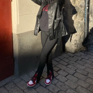 Split hem leggings - Zaras fina split hem leggings i svart. Stretchiga material😊 Till marken på mig som är 168cm🤩