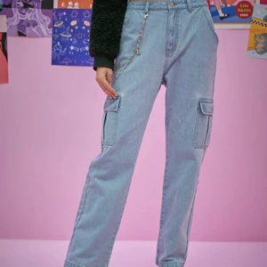 Jeans - Jeans. Oanvända, säljer då de är för korta på mig :’) (är 181cm, de är ca 5cm över fotleden på mig). Köpta för 220kr