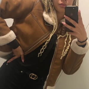 Fluff brun jacka - Den är fodrad inne i hela jackan med det vita fluffet, väldigt passade för denna årstid:) säljer pga måste sluta hamstra på kläder som inte används längre nytt skick inga skador. Ny pris 599