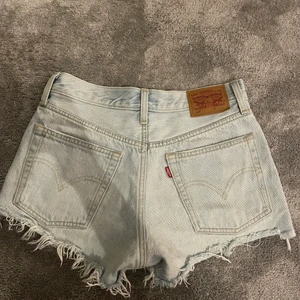 Levis 501 shorts - Säljer dessa Levis shorts med mid Rise som tyvärr blivit försmå för mig. De är nyköpta och sparsamt använda och därav inga slitningar. Nypris ca 600 därav säljer jag för 300kr inklusive frakt