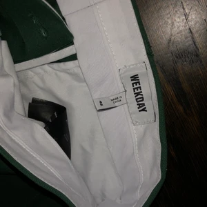 Weekday gröna byxor - Liknande kostymbyxor och dickies byxor i materialet, är från weekday