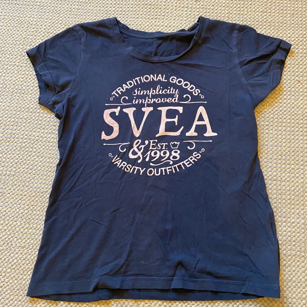 Från Svea, ganska  sliten stlk XS. T-shirts.