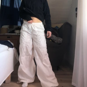 Vita baggy byxor - Vita pösiga byxor från Weekday. Liknar cargobyxor. Med knyte längst ner. Fett coola men känner inte riktigt att den passar mig. Använda 1 gång så i bra skick. De är ganska genomskinliga.