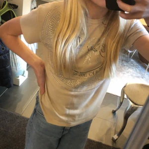 En bege brun tröja med diamanter på - En jätte skön tröja med fina detaljer✨