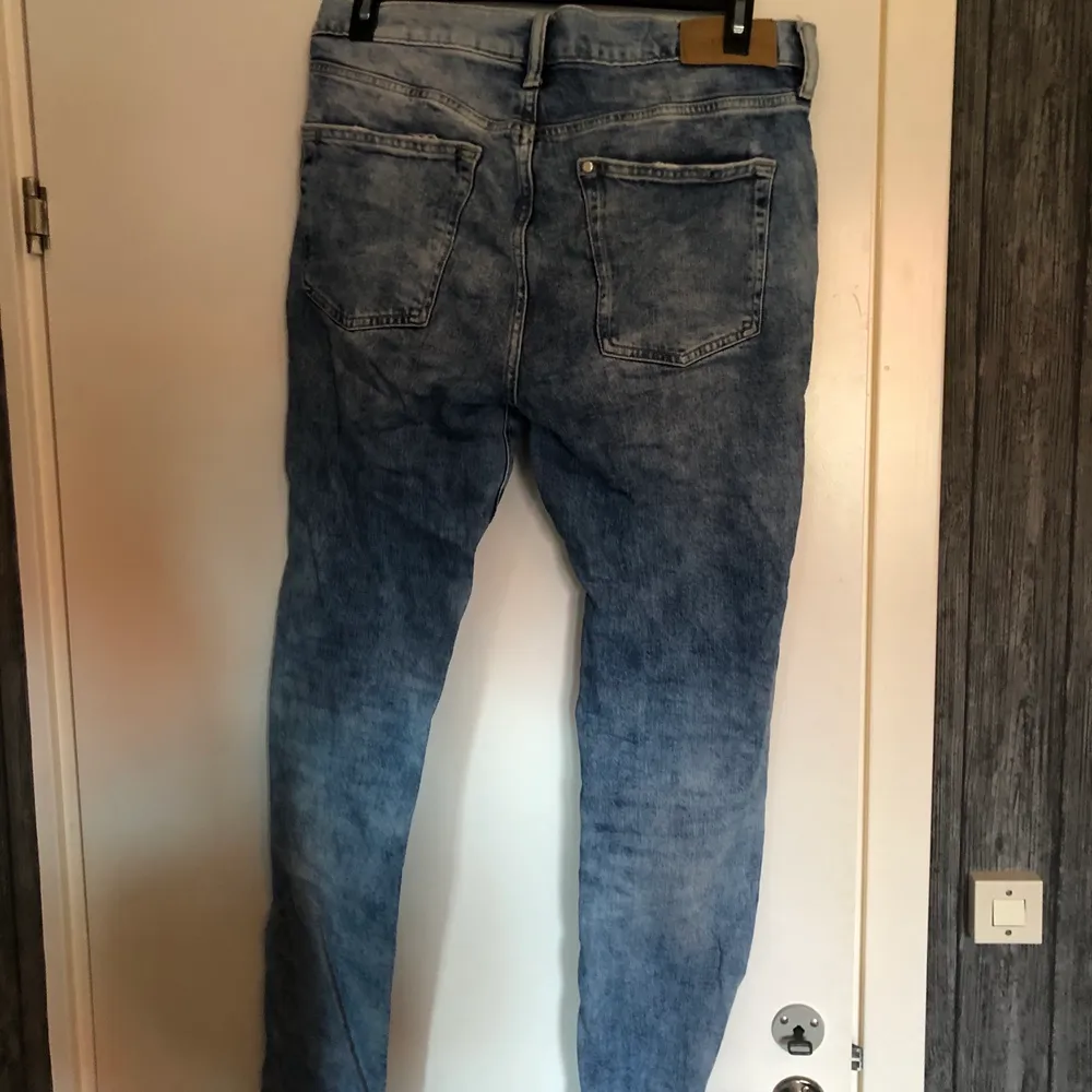 Storlek 32, använt fåtal gånger - bra skick, ser ut som nya.. Jeans & Byxor.
