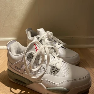 Air Jordan 4 Retro 'White Oreo' 2021 (GS - Köpte fel storlek så dom är för stora för mig. Storlek 38. Helt nya inte använda alls