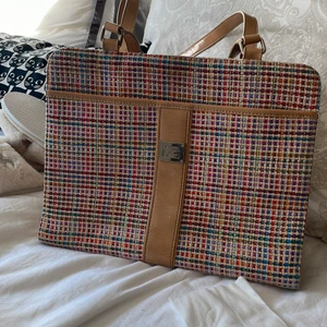 Vintage väska  - Säljer denna urläckra vintage väskan min mamma köpt i usa när hon var liten. Märker är liz claiborne ett känt gammalt märke från usa 💕💕💓💕💕