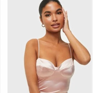 Fest Body - Jätte fin och cool body som passar perfekt ihop med cawboyhatten jag säljer i en annan anons, eller till fester💕 Köpt på Nelly som inte finns kvar på sidan💓 Nypris:350kr, säljer för 150+frakt eller högsta bud💓💓 OBS FÖRSTA BILD LÅNAD! 