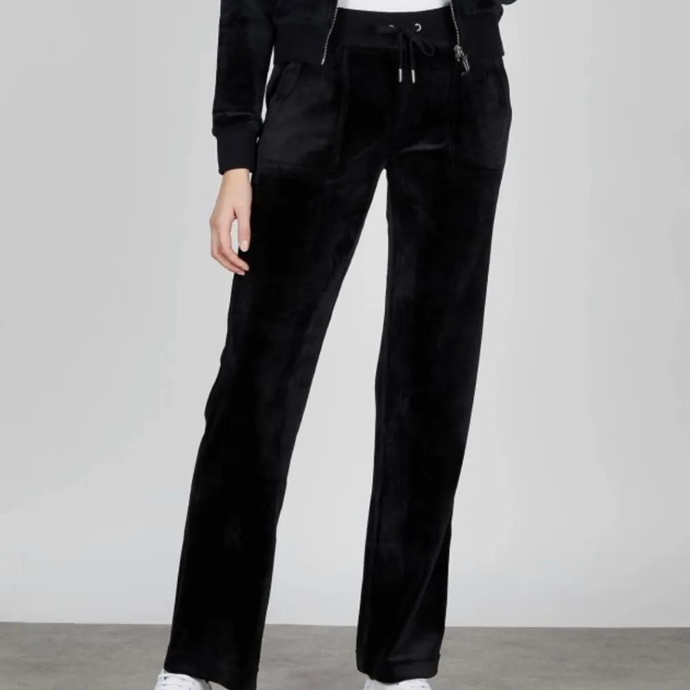 INTRESSEKOLL! På mina svarta juicy couture byxor. ❤️ Skriv privat för flera bilder ❤️. Jeans & Byxor.