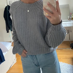 Grå stickad tröja - Fin grå stickad tröja i storlek S/36💗 Litet hål där lappen suttit men inte något stort besvär eller direkt jättemärkbart, hör av er för bilder på det!