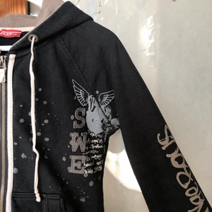 Hoddie  - Svart huvtröja med coolt tryck! Väldigt unik och snygg. Den är ganska tjock i tyget, storlek L men skulle säga att den sitter som en M. Skirv för frågor!