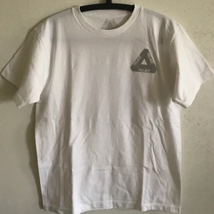 Palace 3M Reflective Tri-Ferg Tee - Palace 3M Reflective White Tri-Ferg T-Shirt  Size medium, regular men’s small / medium fit. Great condition, no flaws or damage.  DM if you need exact size measurements.   Buyer pays for all shipping costs. All items sent with tracking number.   No swaps, no trades, no offers.  