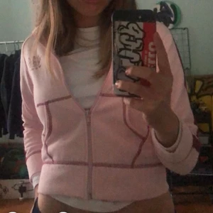 Y2k tröja - Jättefin tröja som jag köpt second hand! Är en barntröja så den kan va lite kort men det är endast snyggt! 