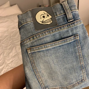 Cheap monday jeans - Low waist Jeans från cheap monday. I storlek 27/32. Små i storlek så de med 25 och neråt i waist passar jeansen bra för. 100 kr plus frakt❤️