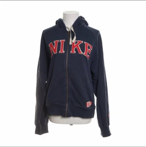 Nike spellout - Säljer denna nike spellout zip hoodie köpt på Sellpy! Fint skick men det finns tecken på användning (nopprig osv) 