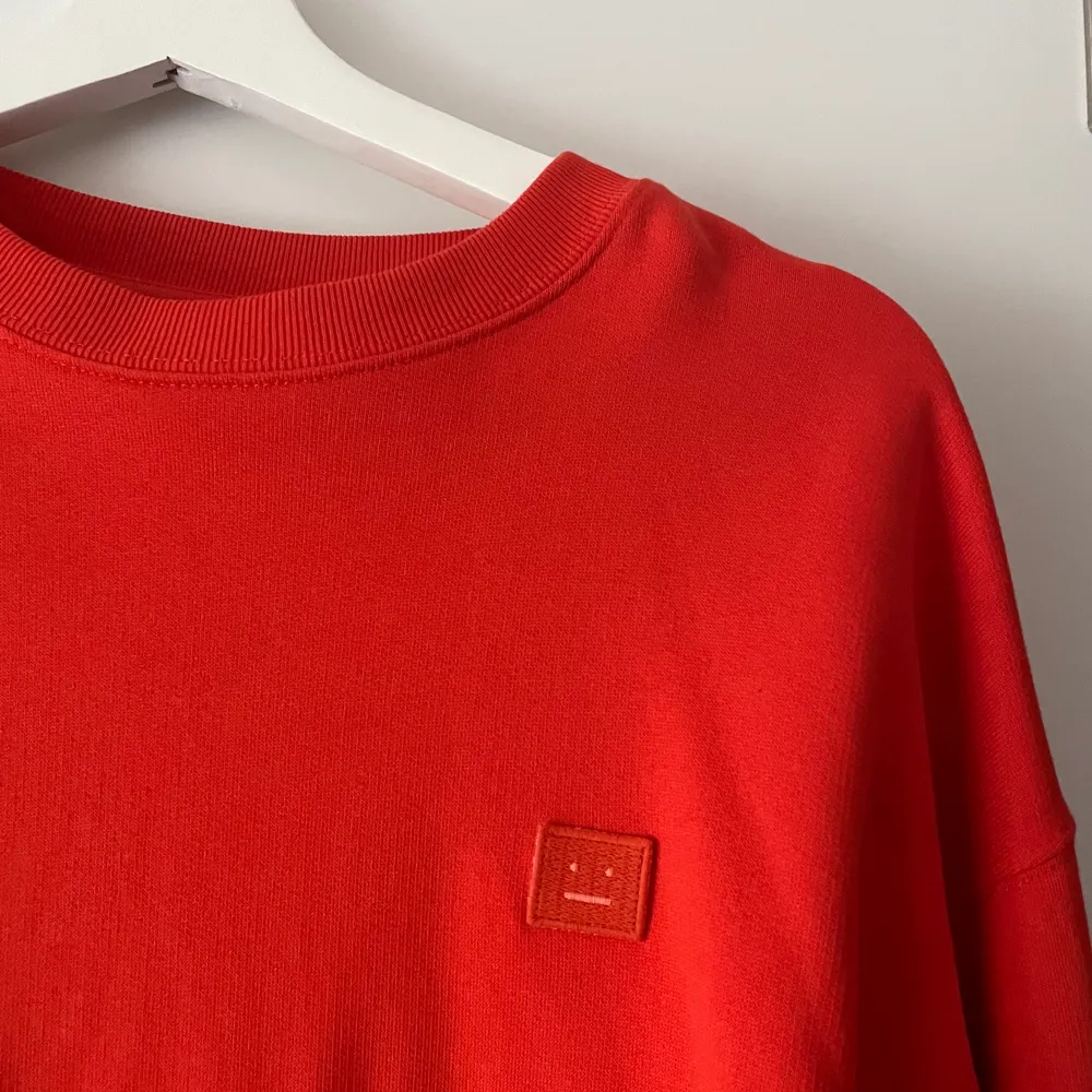 En röd Acne sweatshirt i mycket bra skick. Sparsamt använd. Ifall ni har någon fråga eller vill ha fler bilder är det bara att höra av sig! . Tröjor & Koftor.