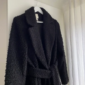 Kappa pile H&M - Kappa i pile från H&M, köpt förra året. Hål i fickan samt något nopprig (som syns på bilden, smälter in fint i materialet dock). 