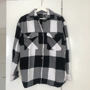 Skjortjacka - Skjortjacka från Gina Tricot, köpt förra året. Sparsamt använd! Strl S men jag som har M i vanliga fall kan även ha denna.