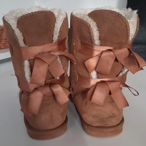 Uggs men inte märket  - Ett par sköna vinter skor fint skick jätte varma på vintern stl 39 kosta 500kr 